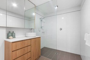 Douche, sèche-cheveux, serviettes fournies, savon