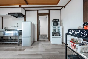 Réfrigérateur, micro-ondes, plaque de cuisson