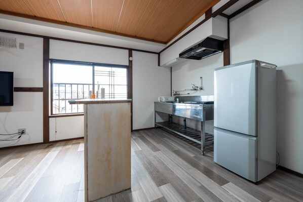 Fridge, microwave, stovetop, cookware/dishes/utensils