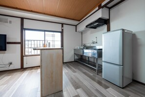 Frigorífico, microondas, placa de cocina y utensilios de cocina