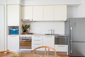 Fridge, cookware/dishes/utensils