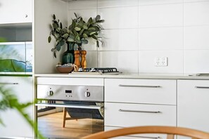 Fridge, cookware/dishes/utensils