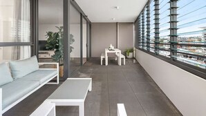 Interior - Happy Honeysuckle - WiFi included - No Airbnb Fees (Newcastle)