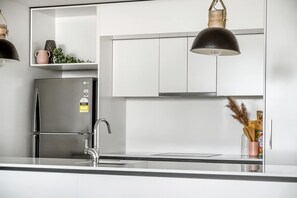 ثلاجة، ميكروويف، فرن، موقد طهي مسطح