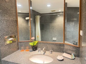 Chambre triple | Salle de bain | Baignoire et douche séparées, douche cascade