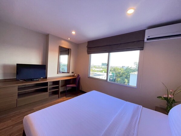 Triple Room | Desk, free WiFi, bed sheets