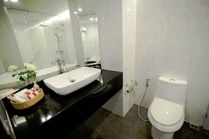 Studio | Bathroom | Separate tub and shower, rainfall showerhead, free toiletries