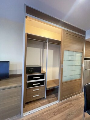 Standard Room | Desk, free WiFi, bed sheets