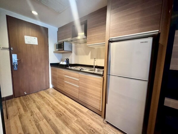 Refrigerador con freezer, microondas