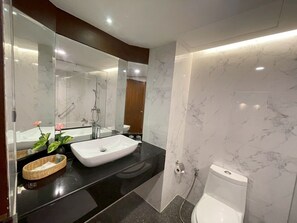 Desk, free WiFi, bed sheets - AMIS By Sima Thani (Nakhon Ratchasima)