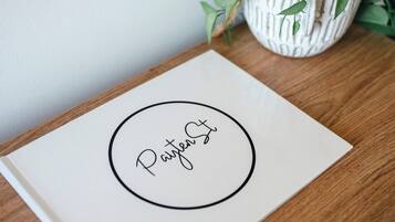 Een wit boekje met 'Payten St' in een cirkelvormig ontwerp op een houten ondergrond.