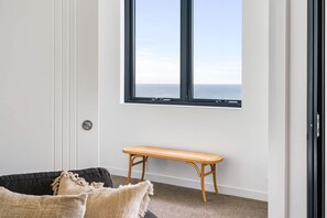 TV - Stylish Retreat - Ocean Views & Parking (Newcastle)
