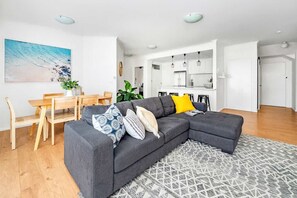 Televisión, libros, oficina