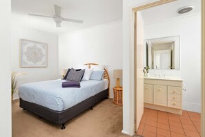 3 bedrooms, iron/ironing board, travel cot, WiFi - Enjoyable East End (Newcastle)