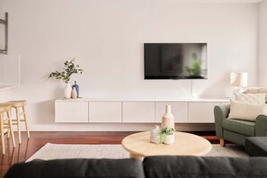 TV - Leafy Dickson Home Close to Shops & Cafés (Dickson)