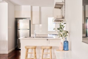 Private kitchen - Leafy Dickson Home Close to Shops & Cafés (Dickson)