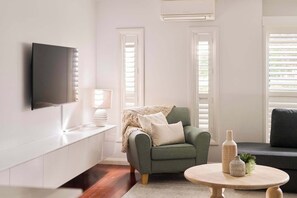 TV - Leafy Dickson Home Close to Shops & Cafés (Dickson)