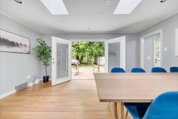 Dining - Charming 4-Bedroom Retreat with Large Yards and Outdoor BBQ (Memphis)