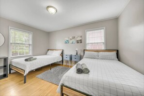 4 bedrooms, iron/ironing board, free WiFi, bed sheets - Charming 4-Bedroom Retreat with Large Yards and Outdoor BBQ (Memphis)