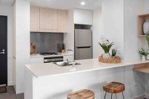 Réfrigérateur, micro-ondes, four, plaque de cuisson