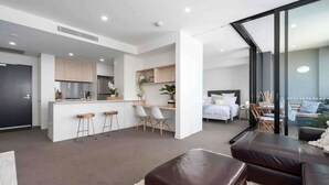 Un apartamento moderno con cocina, comedor y un dormitorio.