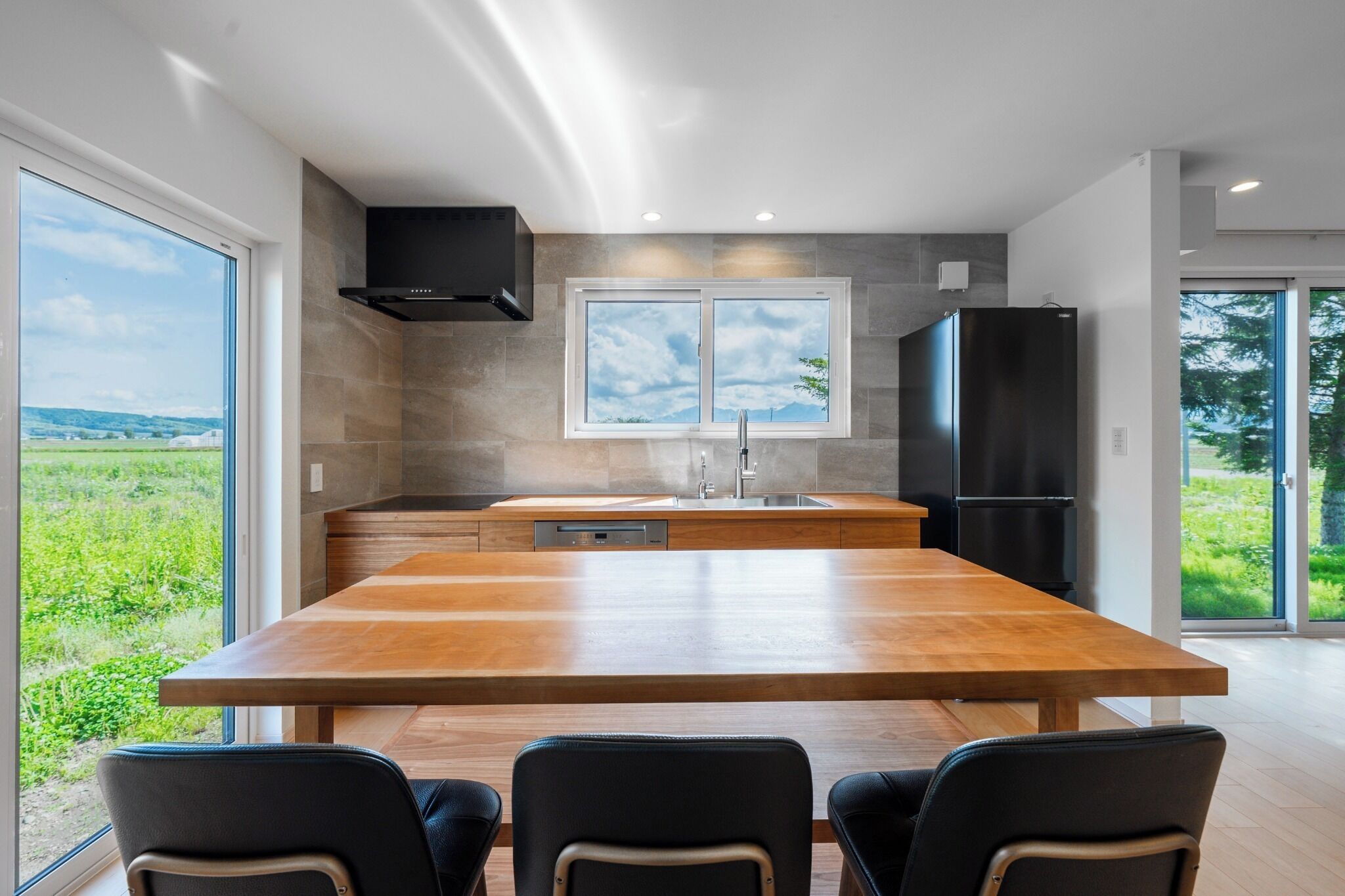 冷蔵庫、電子レンジ、コンロ、調理器具と食器