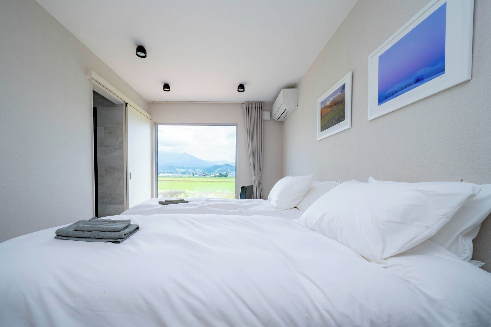 4 bedrooms, desk, iron/ironing board, free WiFi