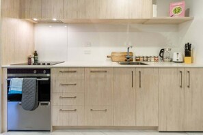 Frigorífico, placa de cocina, lavavajillas y cafetera o tetera