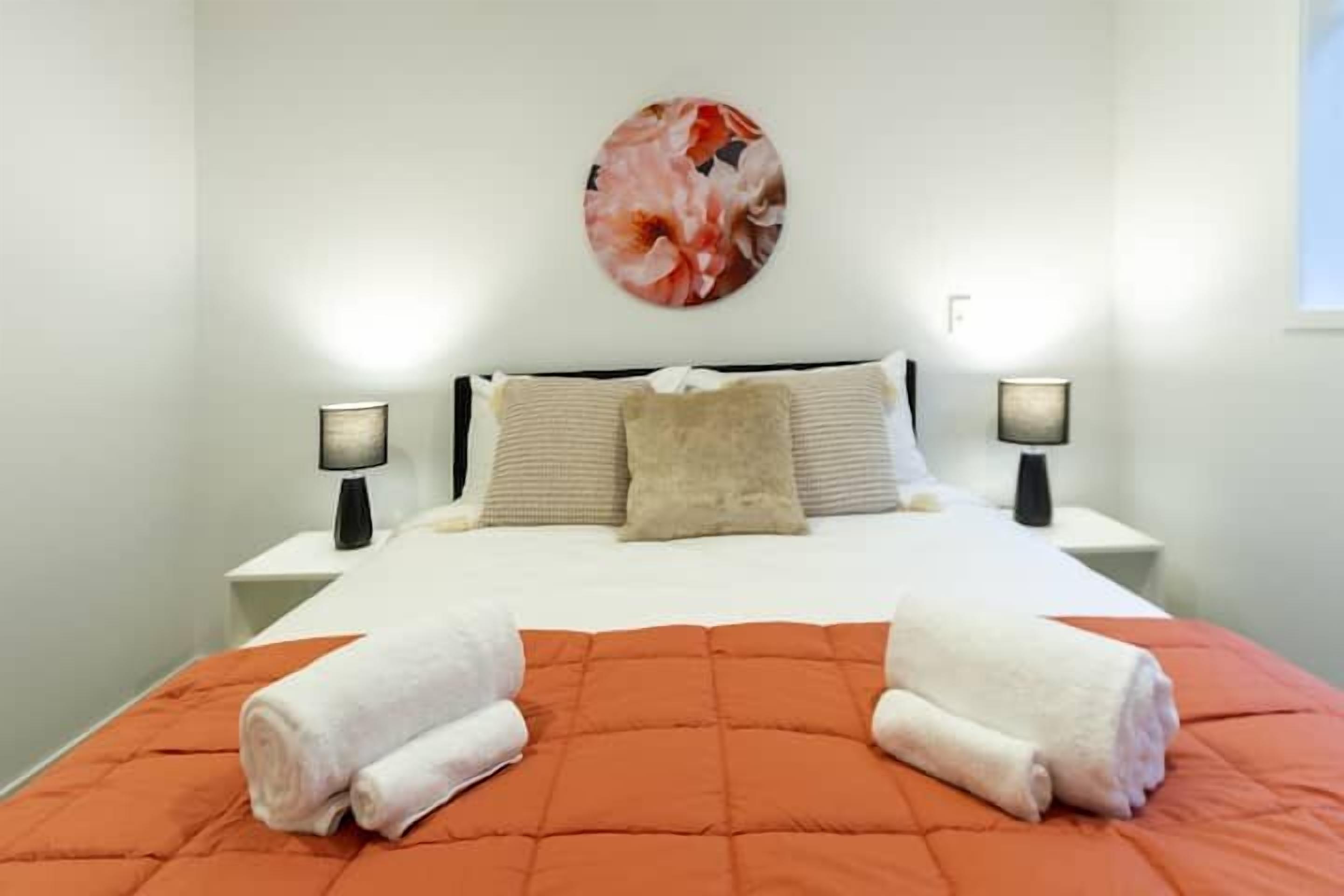 Tabla de planchar con plancha, wifi y ropa de cama 