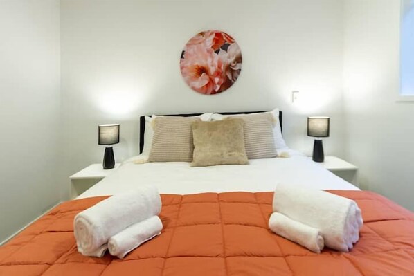 Een strijkplank/strijkijzer, wifi, beddengoed