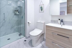 Een haardroger, handdoeken, shampoo