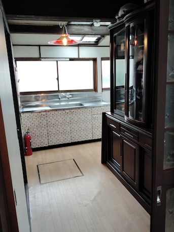 Fridge, microwave, stovetop, cookware/dishes/utensils. Old private house for families and groups Privat / Ishinomaki Miyagi