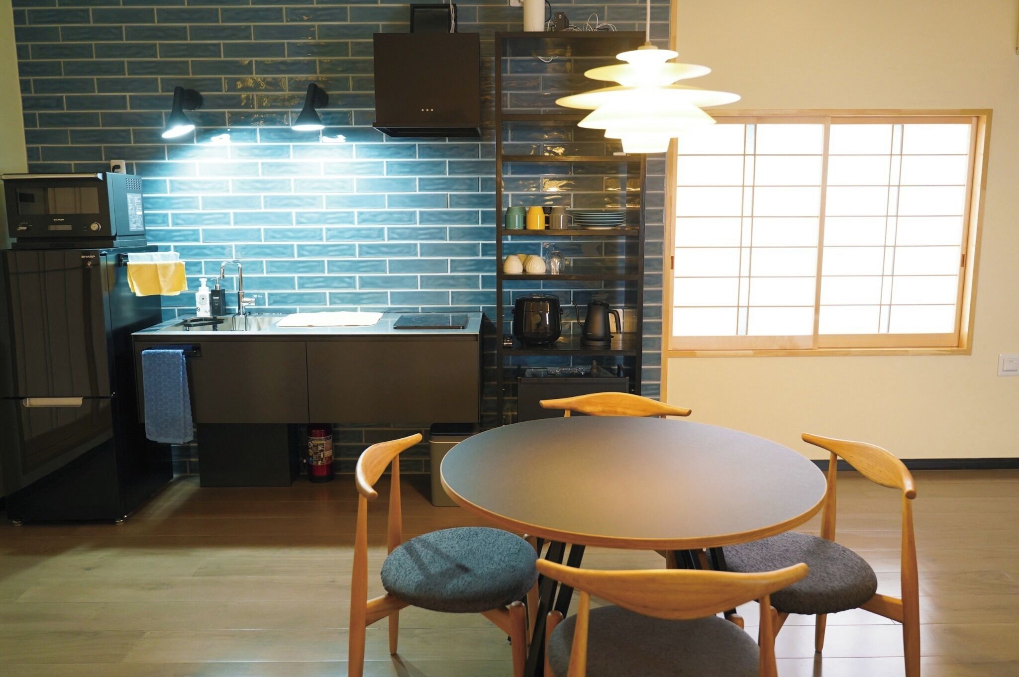 冷蔵庫、電子レンジ、コンロ、調理器具と食  器