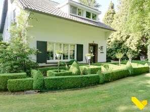 Exterior - Beautiful country house surrounded by greenery (Mol)