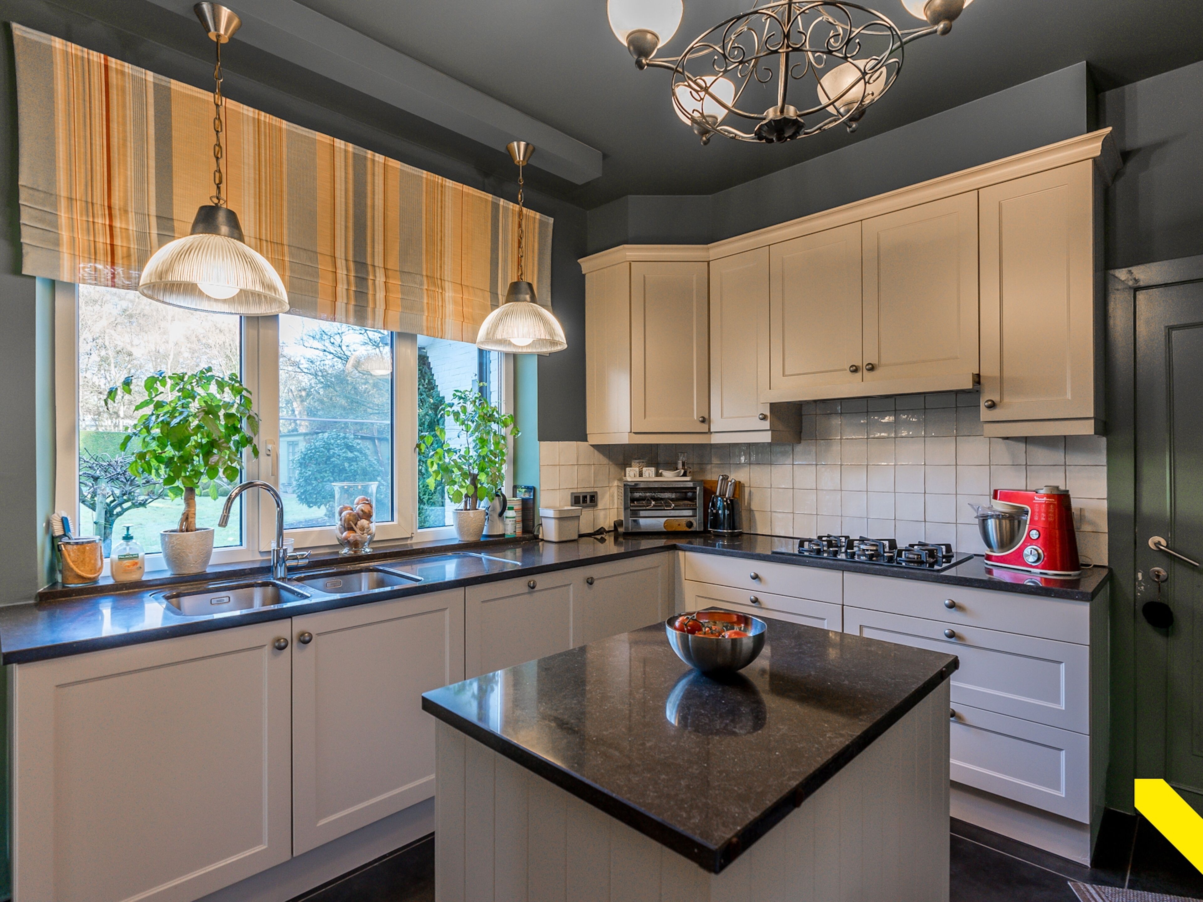 Fridge, oven, stovetop, coffee/tea maker