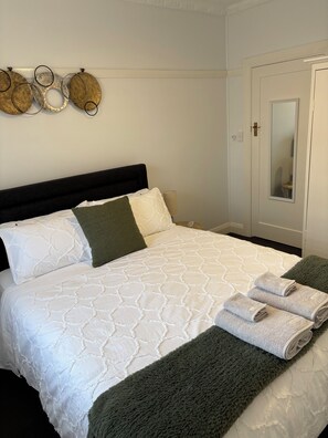 2 bedrooms, desk, iron/ironing board, free WiFi