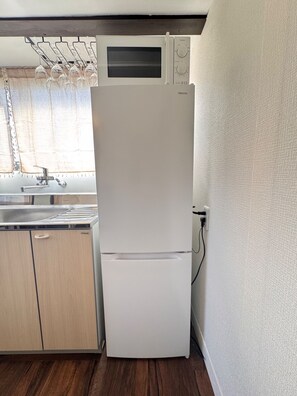 Refrigerador, microondas y utensilios de cocina 