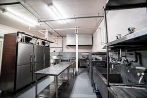 Køleskab, mikrobølgeovn, kogeplade, køkkentøj/tallerkener/redskaber