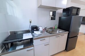 Fridge, microwave, stovetop, cookware/dishes/utensils