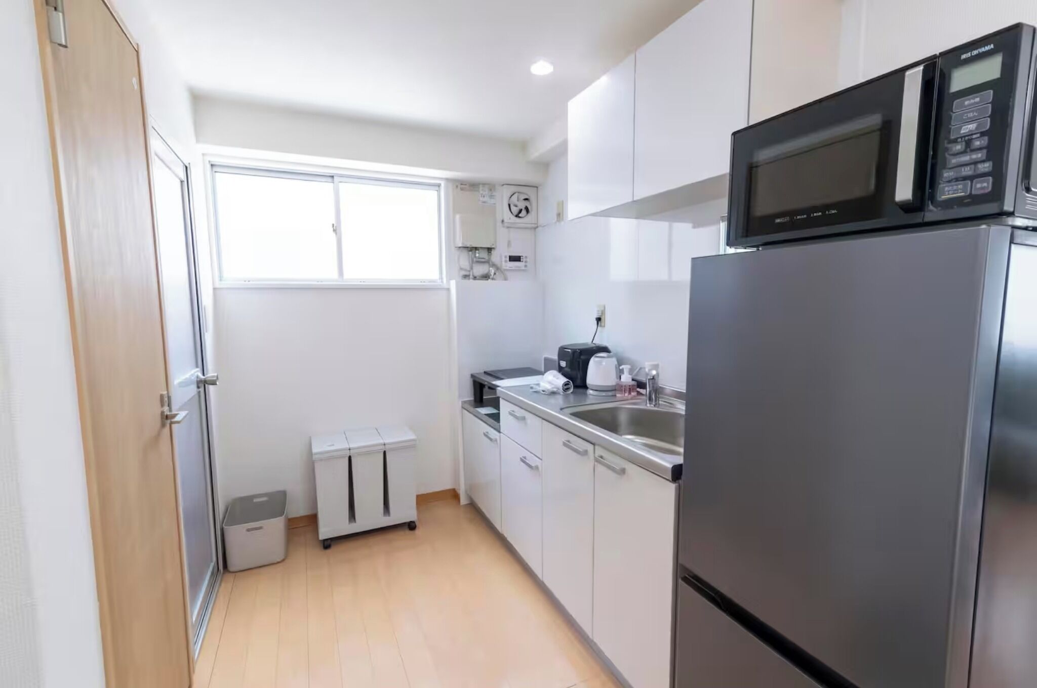 冷蔵庫、電子レンジ、コンロ、調理器具と食器