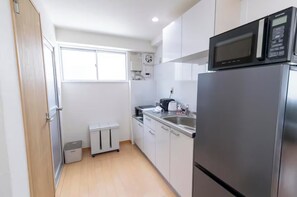 Fridge, microwave, stovetop, cookware/dishes/utensils