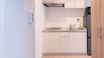 Fridge, microwave, stovetop, cookware/dishes/utensils