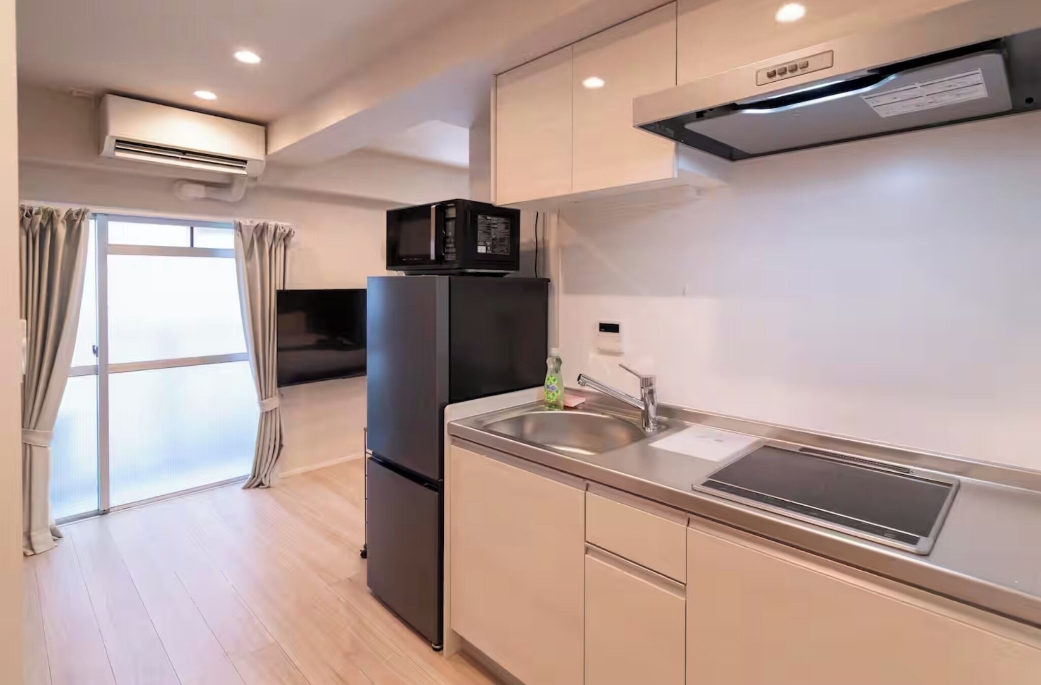 冷蔵庫、電子レンジ、コンロ、調理器具と食器