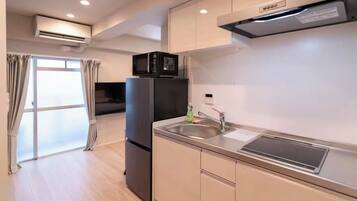 Fridge, microwave, stovetop, cookware/dishes/utensils