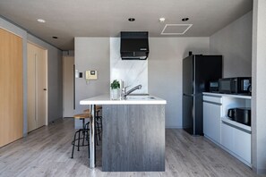 Réfrigérateur, micro-ondes, plaque de cuisson, bouilloire électrique
