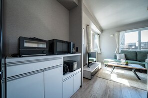 ثلاجة، ميكروويف، موقد طهي مسطح