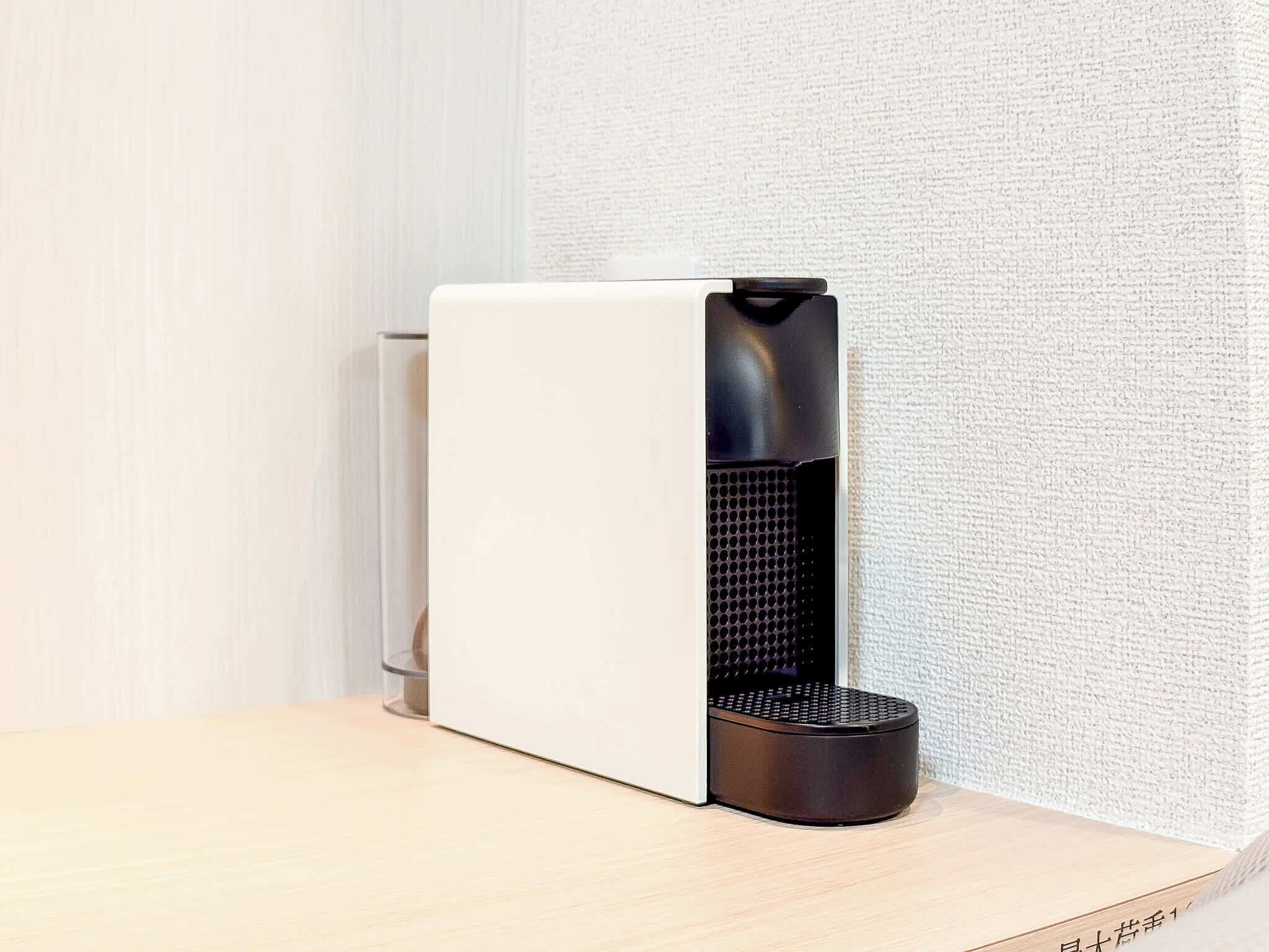 Un altavoz blanco y negro sobre una superficie de madera.