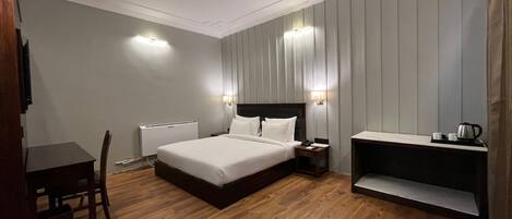 Ropa de cama de alta calidad, escritorio y cortinas blackout