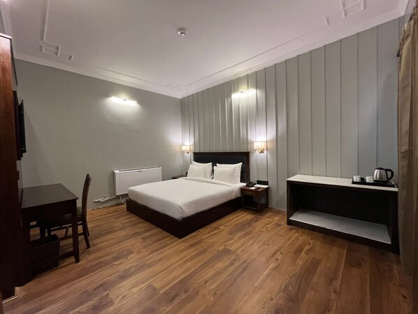Roupas de cama premium, escrivaninha, cortinas blackout, roupa de cama