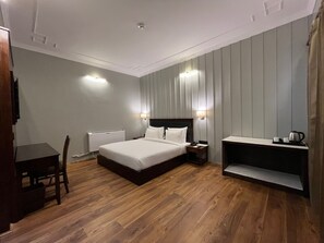 Super Deluxe Room | Premium bedding, desk, blackout drapes, soundproofing - Hotel Raks  (Leh)